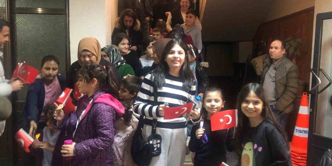 Büyükşehirden Salihlili Çocuklara Karne Hediyesi