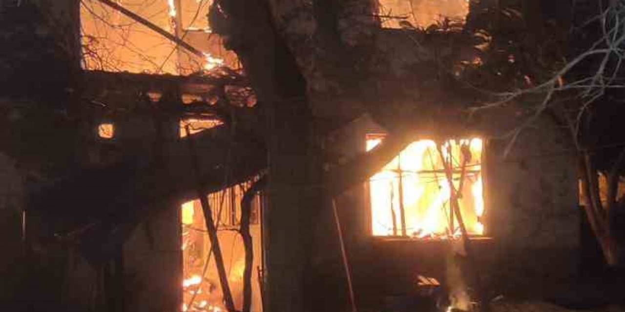 İki Katlı Ahşap Ev Alev Alev Yandı