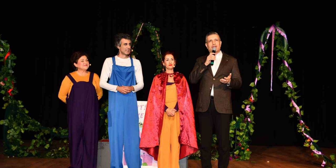 Esenyurt Belediye Başkanı Bozkurt, Çocuklarla Birlikte Zeytin Ülkesi Masalı’nı İzledi