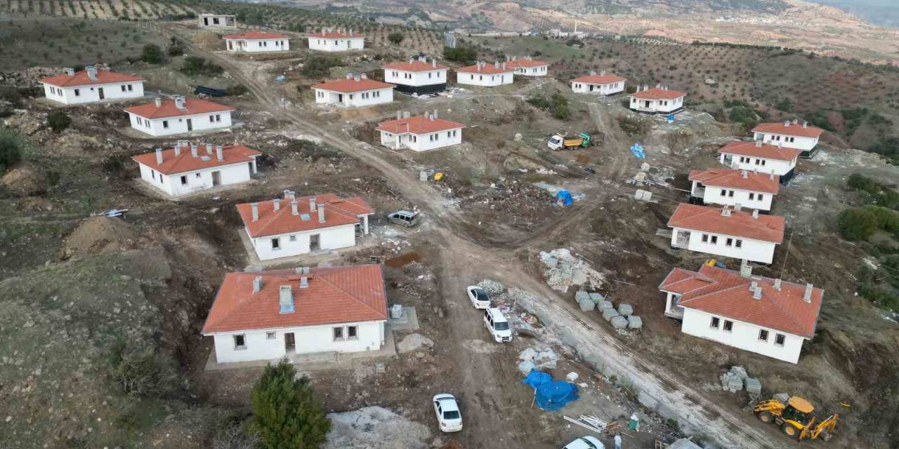 Kilis’te Depremzedeler İçin Yapılan Köy Evlerinin İnşası Sürüyor