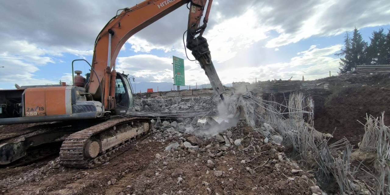 Tem Otoyolu Üzerindeki Menfez Yıkılıyor