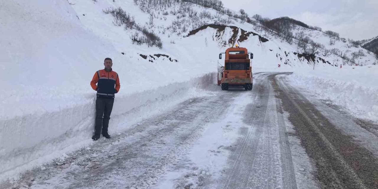 Tunceli’de Kapalı Bulunan 19 Köy Yolunu Ulaşıma Açma Çalışmaları Sürüyor