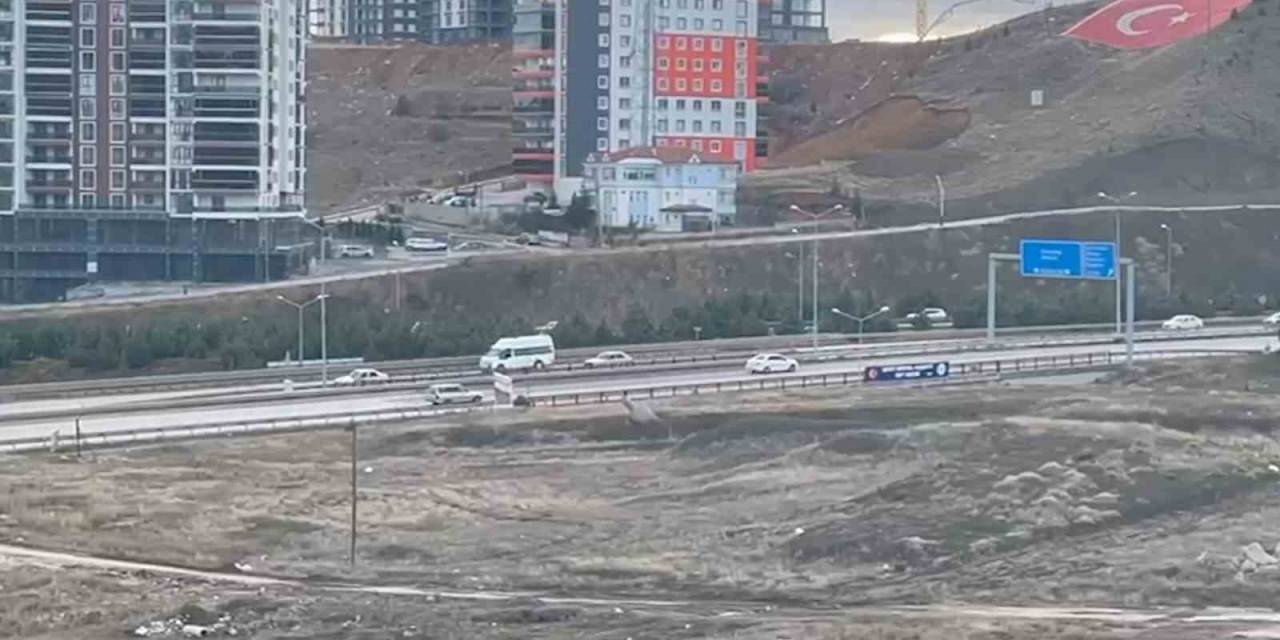 Minibüsü İle Ters Yönde Geri Geri İlerledi, Trafiği Tehlikeye Attı