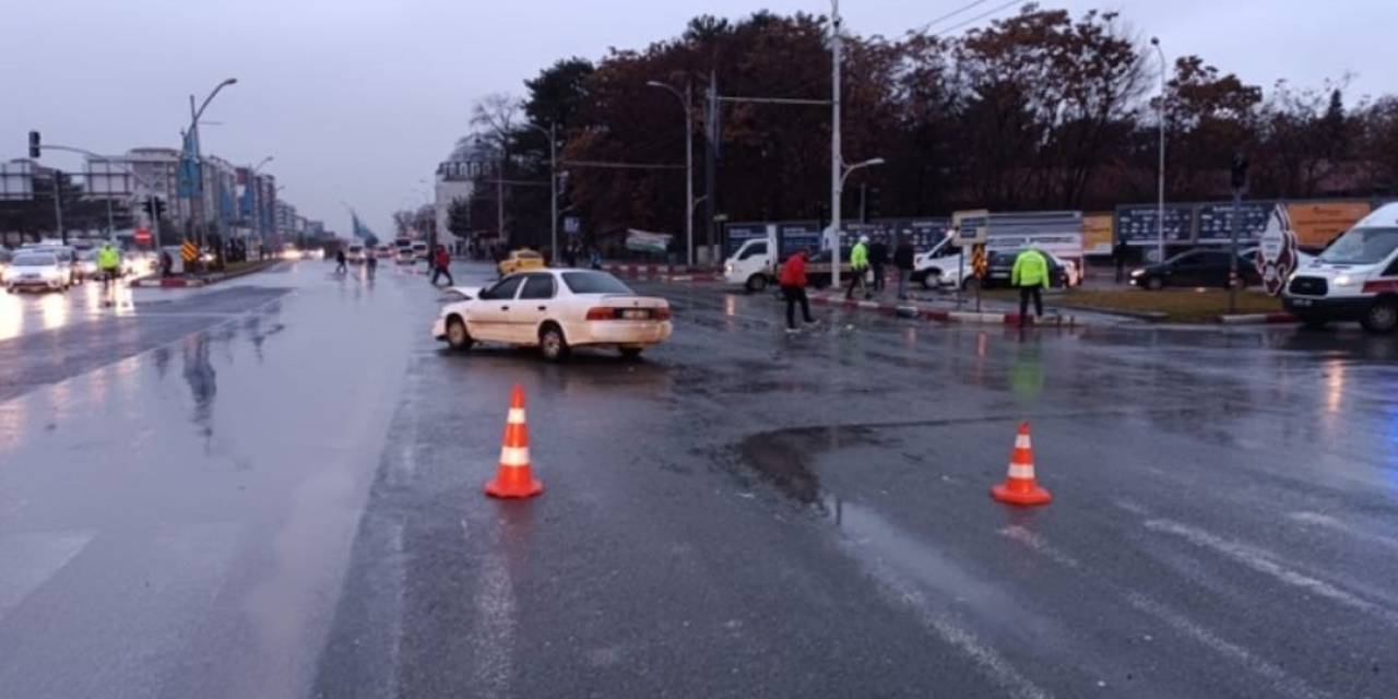 Üç Aracın Karıştığı Kazada: 1 Kişi Yaralandı