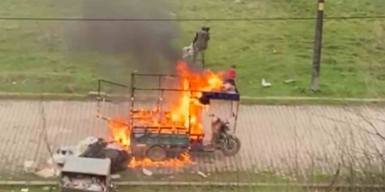 Alev Alev Yanan Ekmek Teknesini Çaresiz Gözlerle İzledi