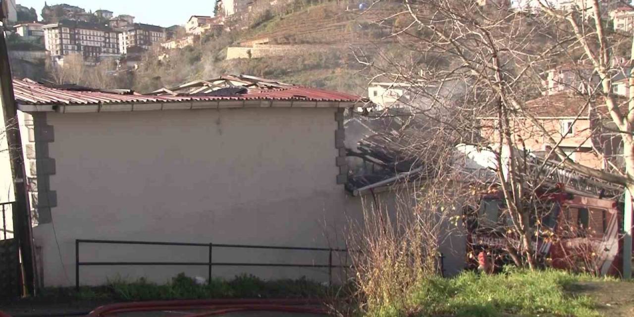 Beykoz’da 2 Katlı Evin Çatısı Alev Alev Yandı