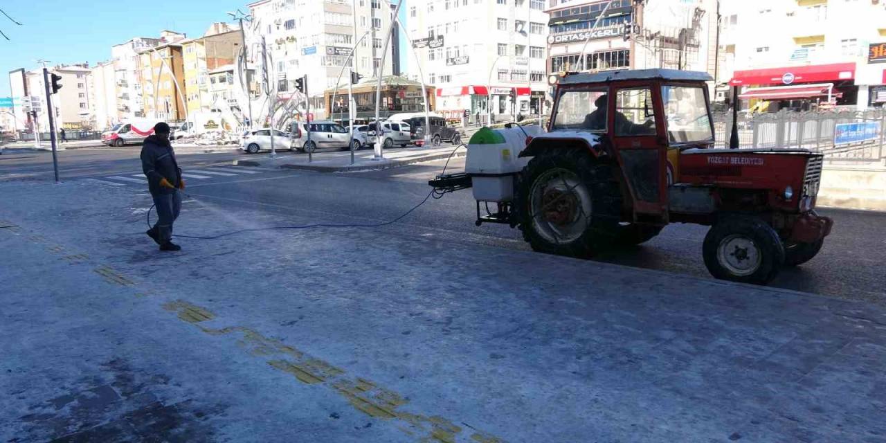 Buzlanan Kaldırımlar Solüsyonla Çözülüyor