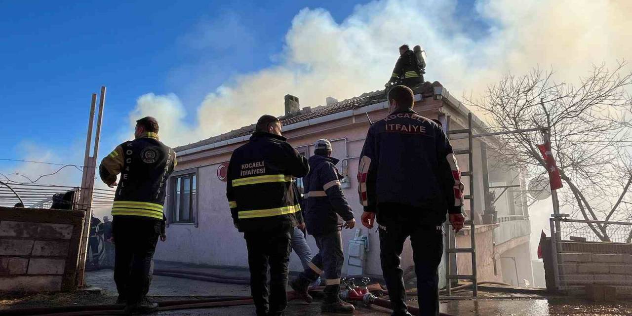 Samanlıkta Yangın Çıktı, Mahalleli Ve İtfaiye Seferber Oldu