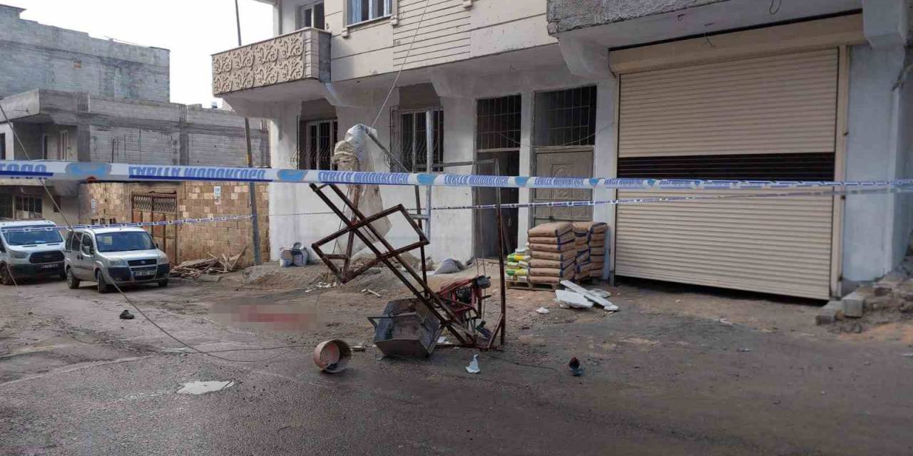 Kafasına Mini İnşaat Vinci Düşen İşçi Kurtarılamadı