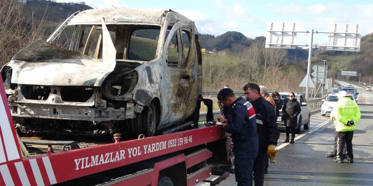 Hastane Yolunda Dehşeti Yaşadılar: Araç 10 Dakikada Küle Döndü