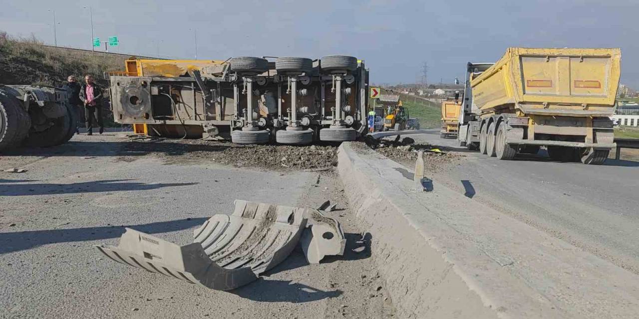 Sultangazi’de Feci Kaza: Damper Yerinden Koptu Hafriyat Yola Döküldü