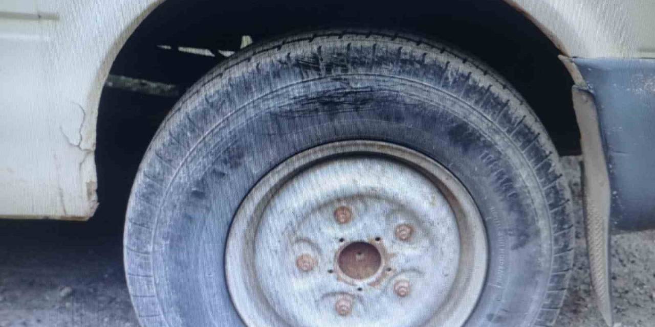 3 Aracın Lastiğini Kesen Şahıs Polis Ekipleri Tarafından Yakalandı