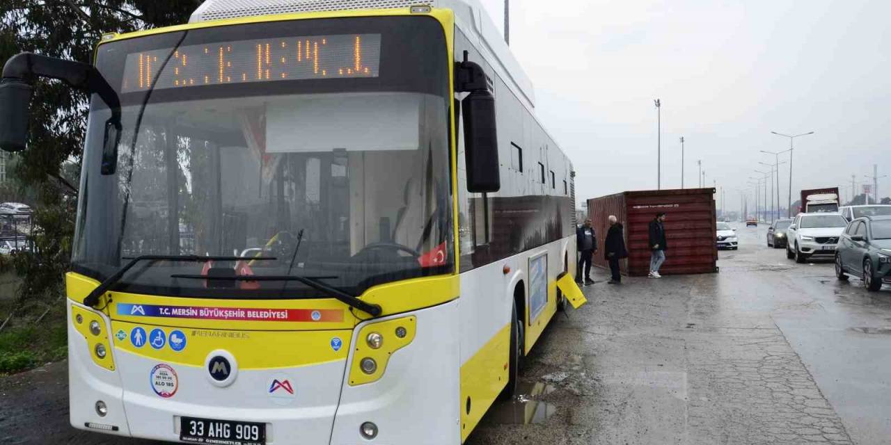 Mersin’de Tırın Üzerinden Düşen Konteyner Belediye Otobüsüne Çarptı