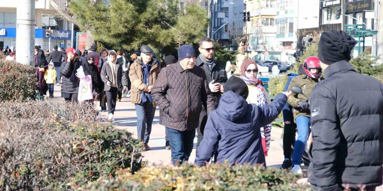 Soğuk Havanın Etkisinde Kalan Vatandaşlar Güzel Havayı Görünce Sokağa Döküldü