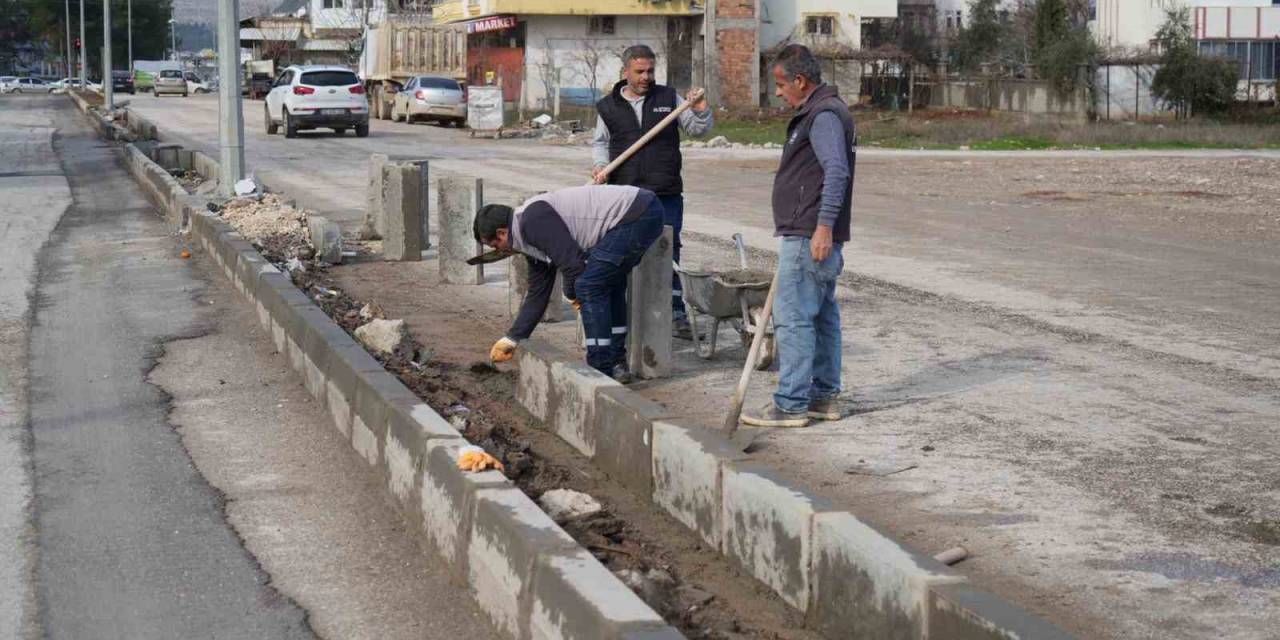 Millet Caddesinde Refüj Düzenleme Çalışmaları Devam Ediyor
