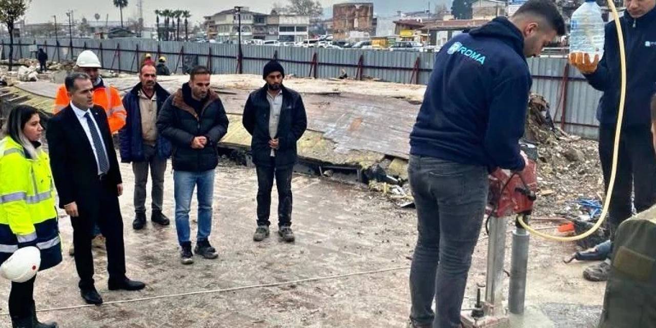 Antakya Kaymakamı Akdaş, Depremde Yıkılan Tarihi Meclis Binasında Yürütülen Çalışmaları Yerinde İnceledi