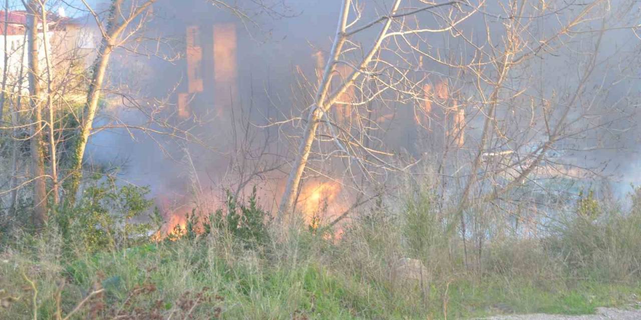 Sinop’ta Korkutan Yangın: Lastik Deposu Alev Aldı