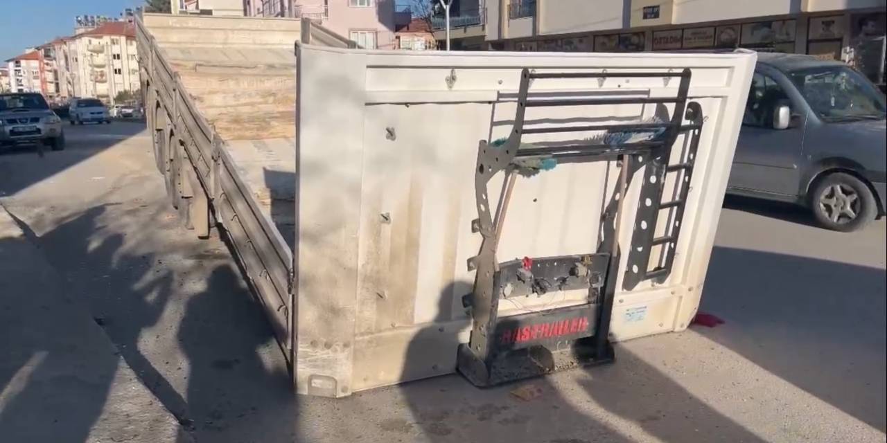 Seyir Halindeki Tırın Dorsesi Ayrılıp Otomobile Çarptı: 1 Çocuk Yaralı