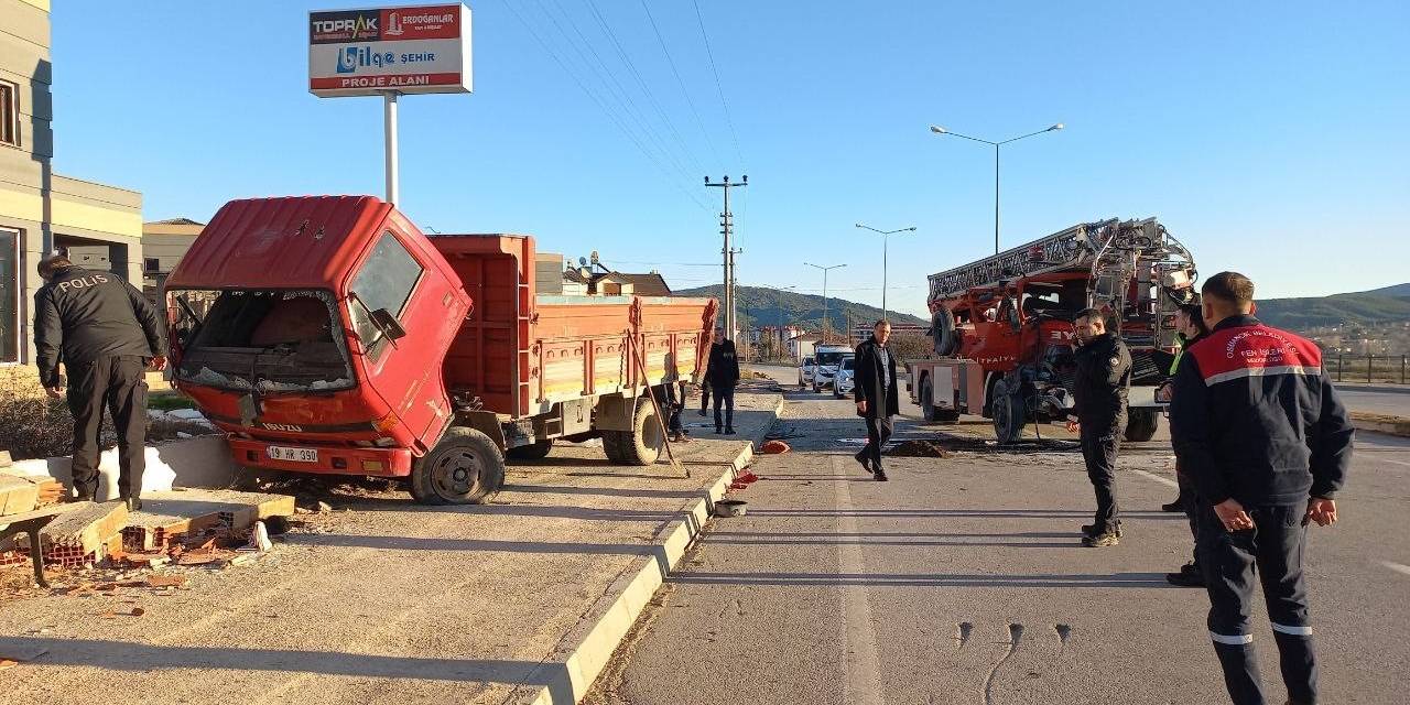 İtfaiye Aracı Park Halindeki Kamyonete Çarptı: 2 Yaralı