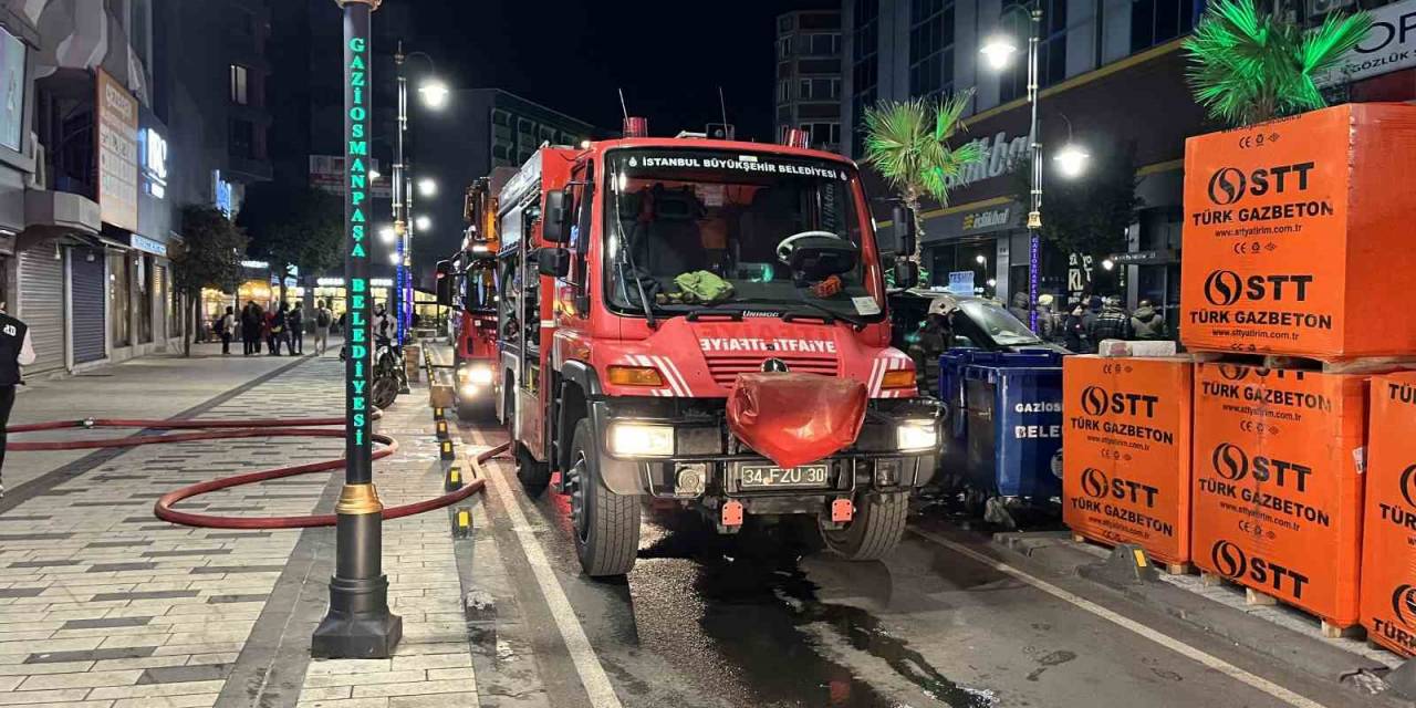 Gaziosmanpaşa’da Mobilya Atölyesinde Yangın: Ekipler Kepenkleri Kırarak Müdahale Etti
