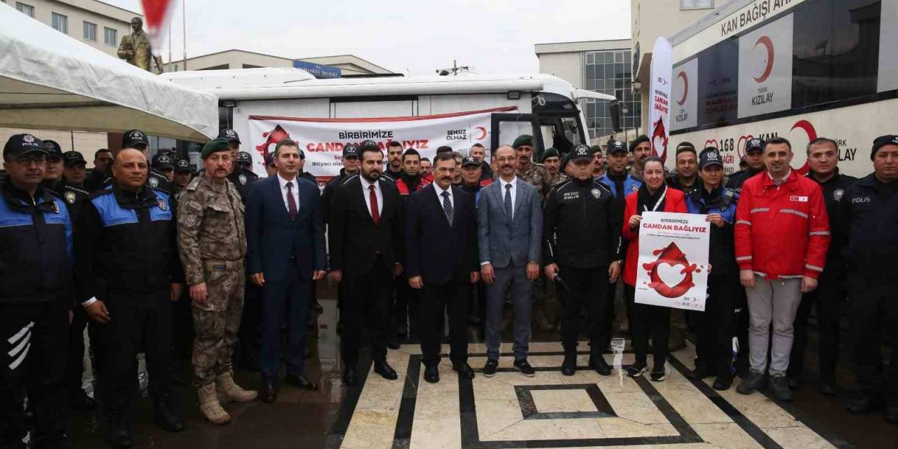 Osmaniye Polisi Kızılay’ın ‘Birbirimize Candan Bağlıyız’ Kampanyasına Destek Verdi