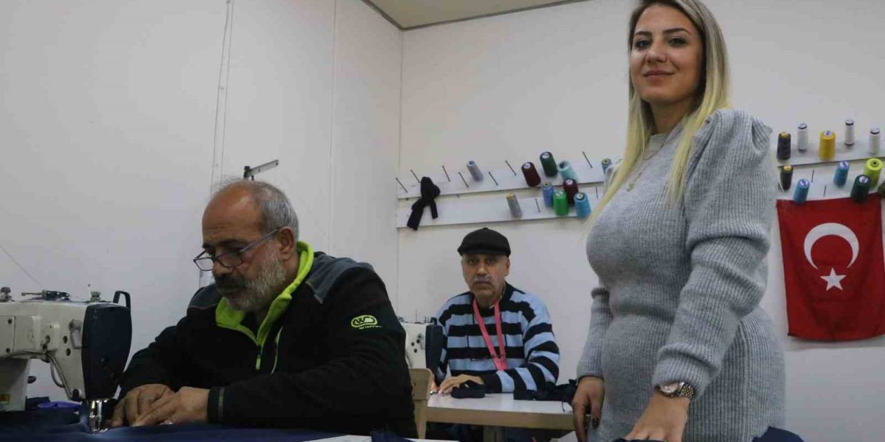 Depremde 2 İş Yeri Ve Evini Kaybeden Afetzede Kadının Konteyner İş Yerinde Kurduğu Atölye 7 Kişiye Ekmek Kapısı Oldu