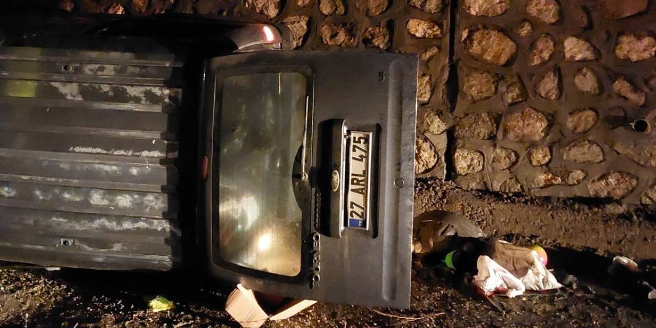 Hafif Ticari Araç İstinat Duvarına Çarptı: 4 Yaralı