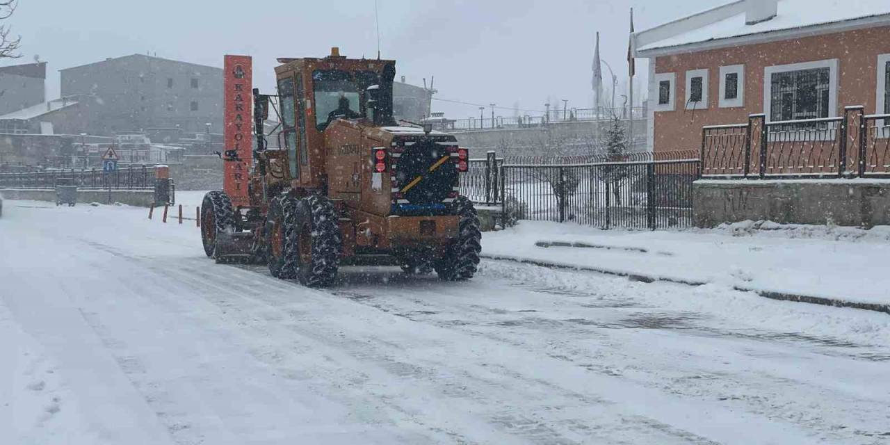 Başkale’de Kar Yağışı: 48 Yerleşim Yerinin Yolu Kapandı