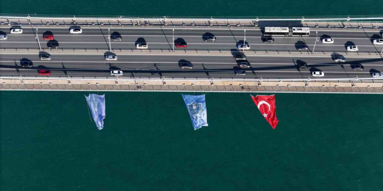 İlk Türk Astronot İçin İki Kıta Ortasında Türk Bayrağı Asıldı