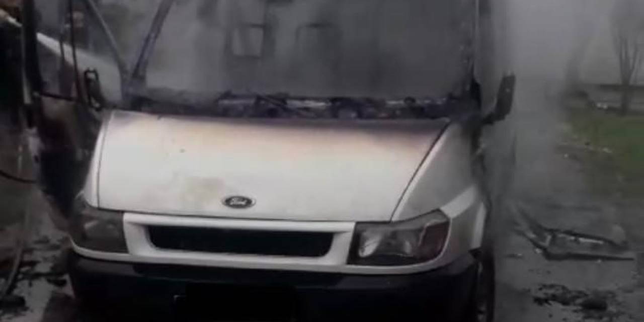 Yanan Minibüs Kullanılmaz Hale Geldi
