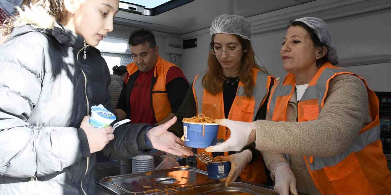 Kuşadası Belediyesi’nden Makarna Ve Ayran İkramı