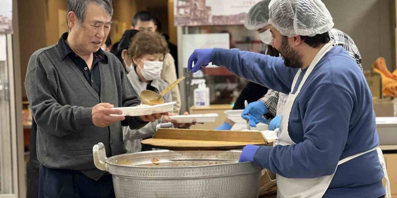 Türk Sivil Toplum Kuruluşlarından Japonya’daki Depremzedelere Sıcak Yemek Dağıtımı
