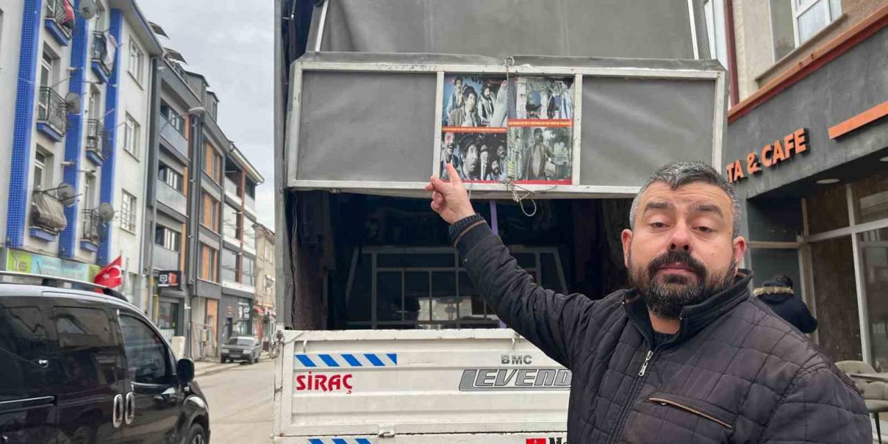 Kamyonete Yüklediği Doğal Gaz Borusu Bir Araca Zarar Veren Sürücü Bir Şey Olmamış Gibi Yoluna Devam Etti