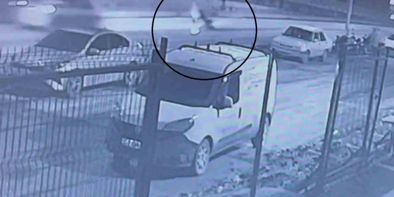Motosikletten Düşen Gencin Üzerinden Araç Geçti: O Anlar Kamerada