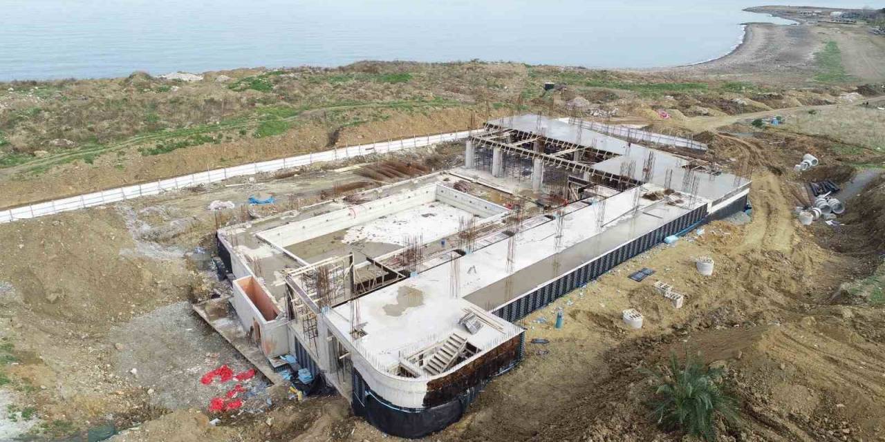 Akçaabat’ta Yarı Olimpik Kapalı Yüzme Havuzu İnşaatı Sürüyor