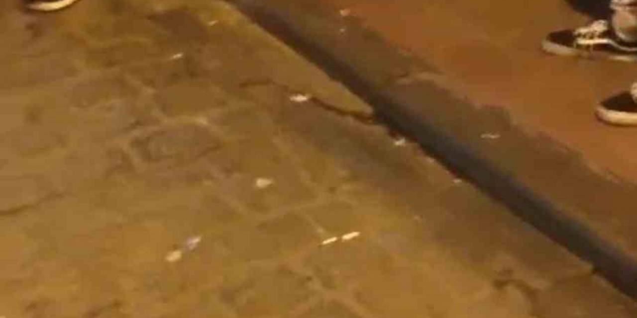 Beyoğlu’nda Satırlı “Kız Arkadaşıma Yan Baktın” Kavgası Kamerada: Yanlışlıkla Arkadaşının Başına Sopayla Vurup Bayılttı