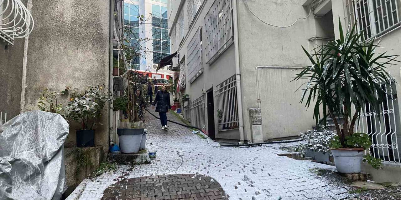 Beyoğlu’nda Binada Çıkan Yangın Korkuttu: Mahsur Kalan Yaşlı Kadın Kurtarıldı