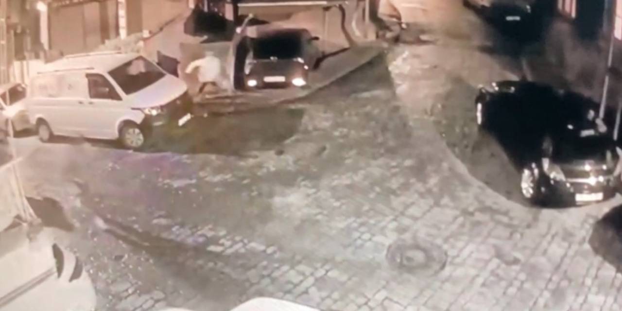 Beyoğlu’nda Balistik Yelekli Silahlı Çete Çökertildi: Semtte Huzur Bırakmamışlardı, Yakalandılar