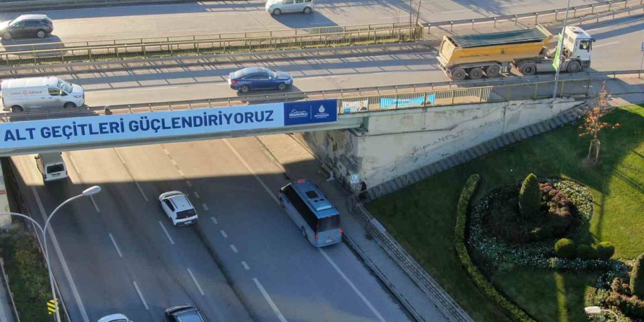 Bilboardda, ’güçlendiriyoruz’ Yazan Köprüye 1 Yıldır Çivi Çakılmadı