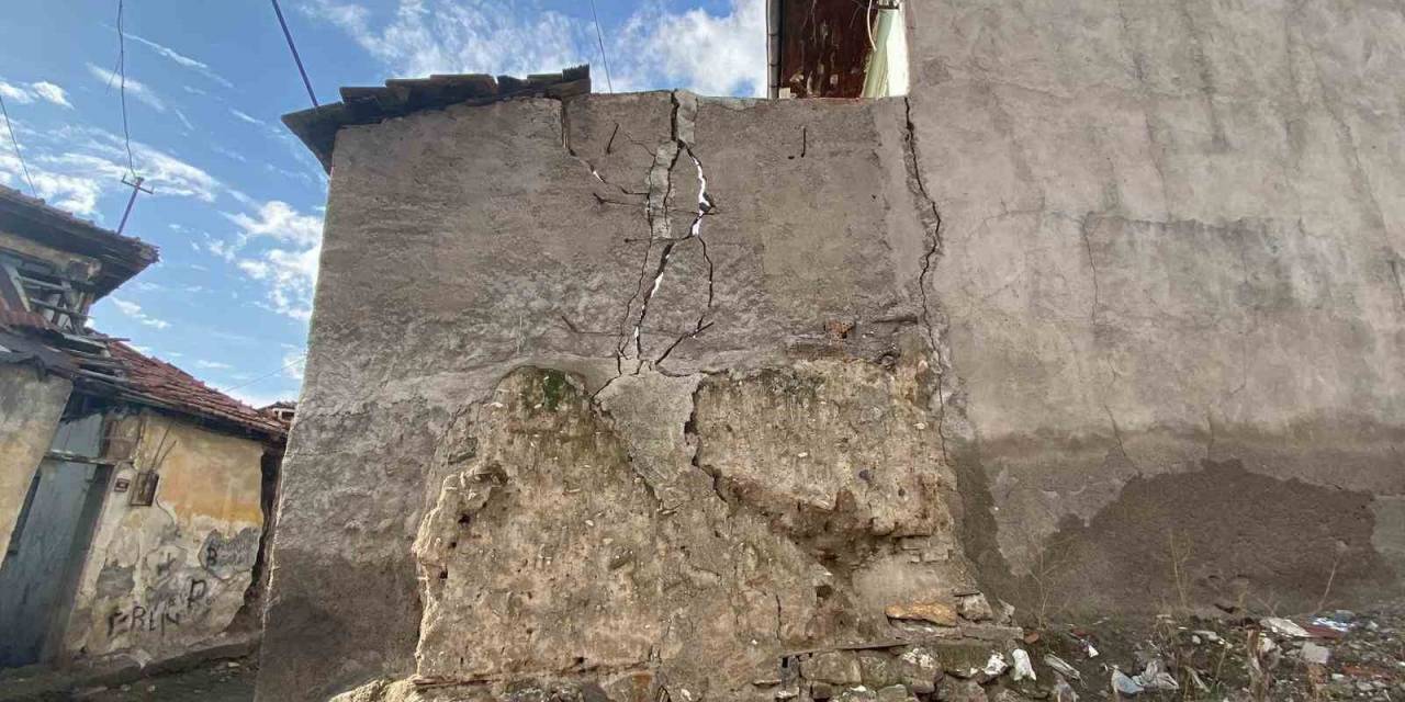 Çankırı’da Bir Garip Yapı: Çatlayan Duvarı Telle Tutturdular