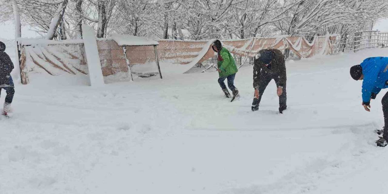 Kar Yağışı Çocuklara Eğlence Oldu