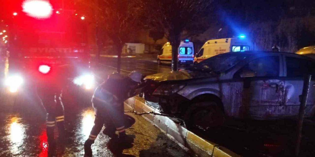 Sürücüsünün Direksiyon Hakimiyetini Kaybettiği Otomobil Kaldırıma Çarptı