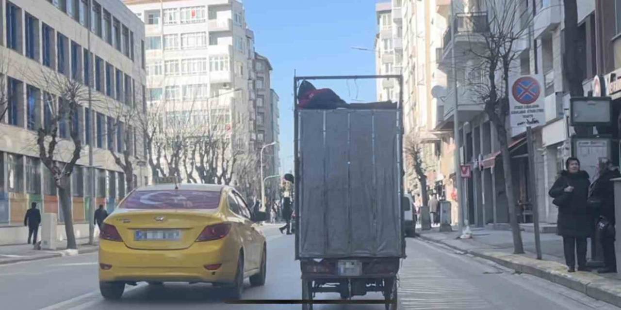 Motosikletin Kasasına Yüklü Kartonların Üzerinde Yolculuk Yapan Şahıs Trafiği Tehlikeye Attı