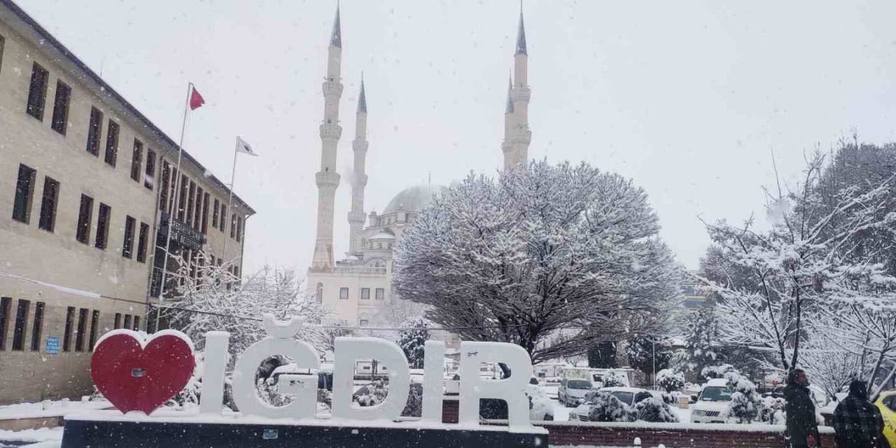 Iğdır’da Kar Yağışı Etkili Oluyor