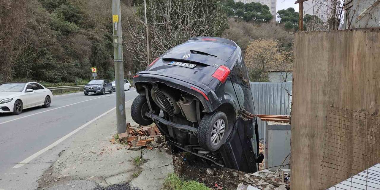 Sarıyer’de Yoldan Çıkan Araç İnşaat Alanının Duvarında Asılı Kaldı: O Anlar Kamerada