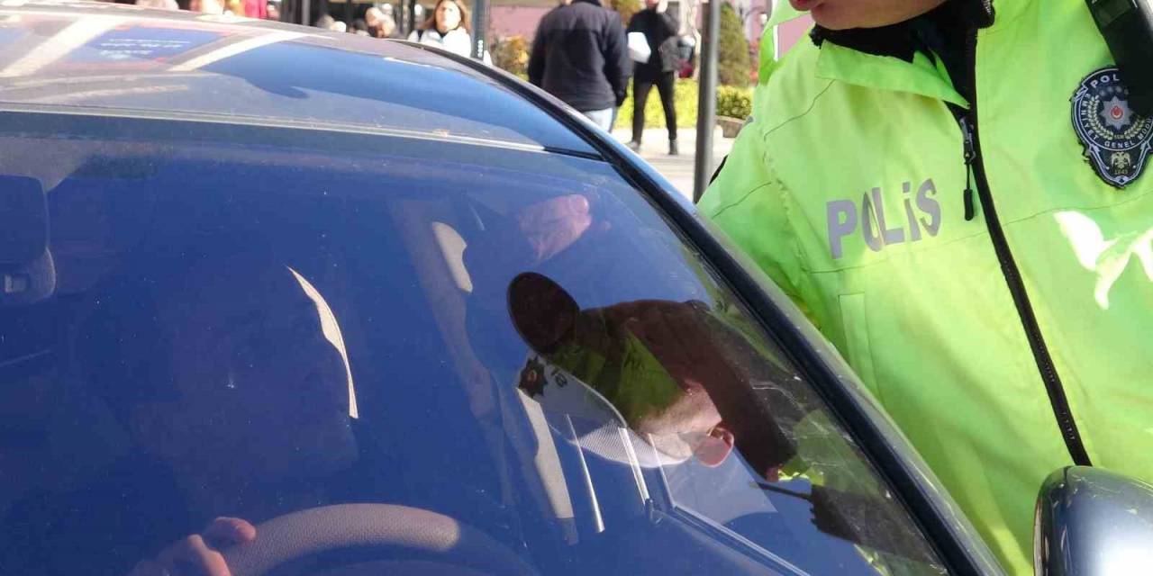 Sürücüler Ceza Yememek İçin Cam Filmlerini Söktü