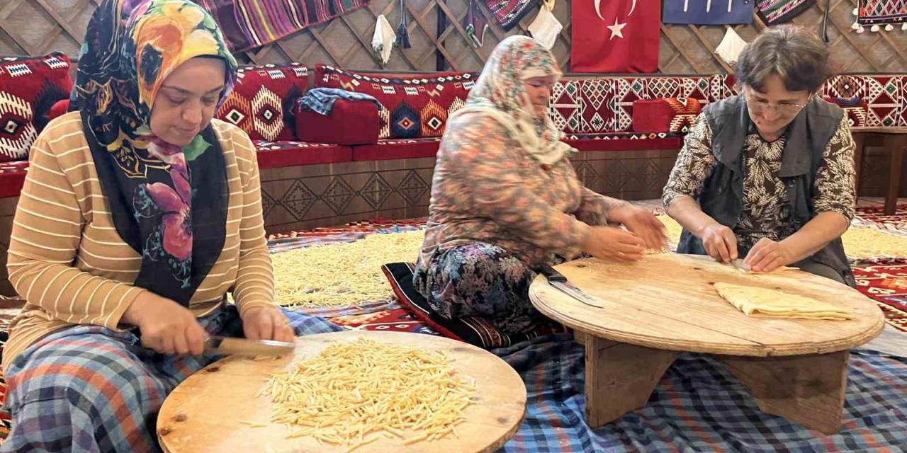 Balıkesir’de Ramazan Sofraları İçin Kadınların Erişte Mesaisi Başladı