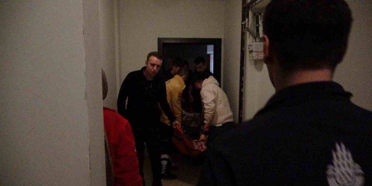 Çekmeköy’de Evinde Mahsur Kalan 2 Hasta Kadın Kurtarıldı