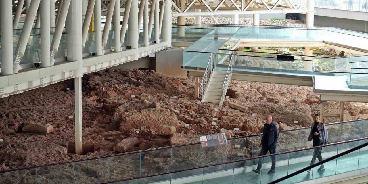 Türkiye’nin İlk Nekropol Müzesinde Camdan Yollarda Tarihi Yolculuk