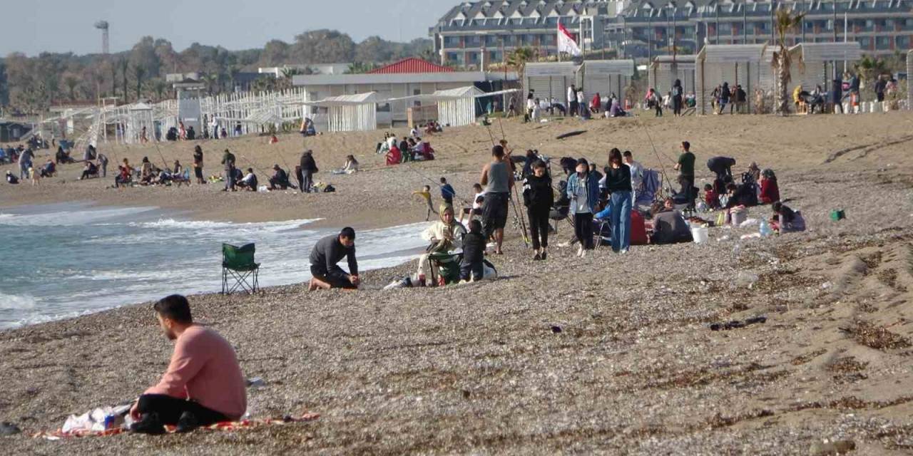 Sıcak Havayı Fırsat Bilen Vatandaşlar Sahile Akın Etti
